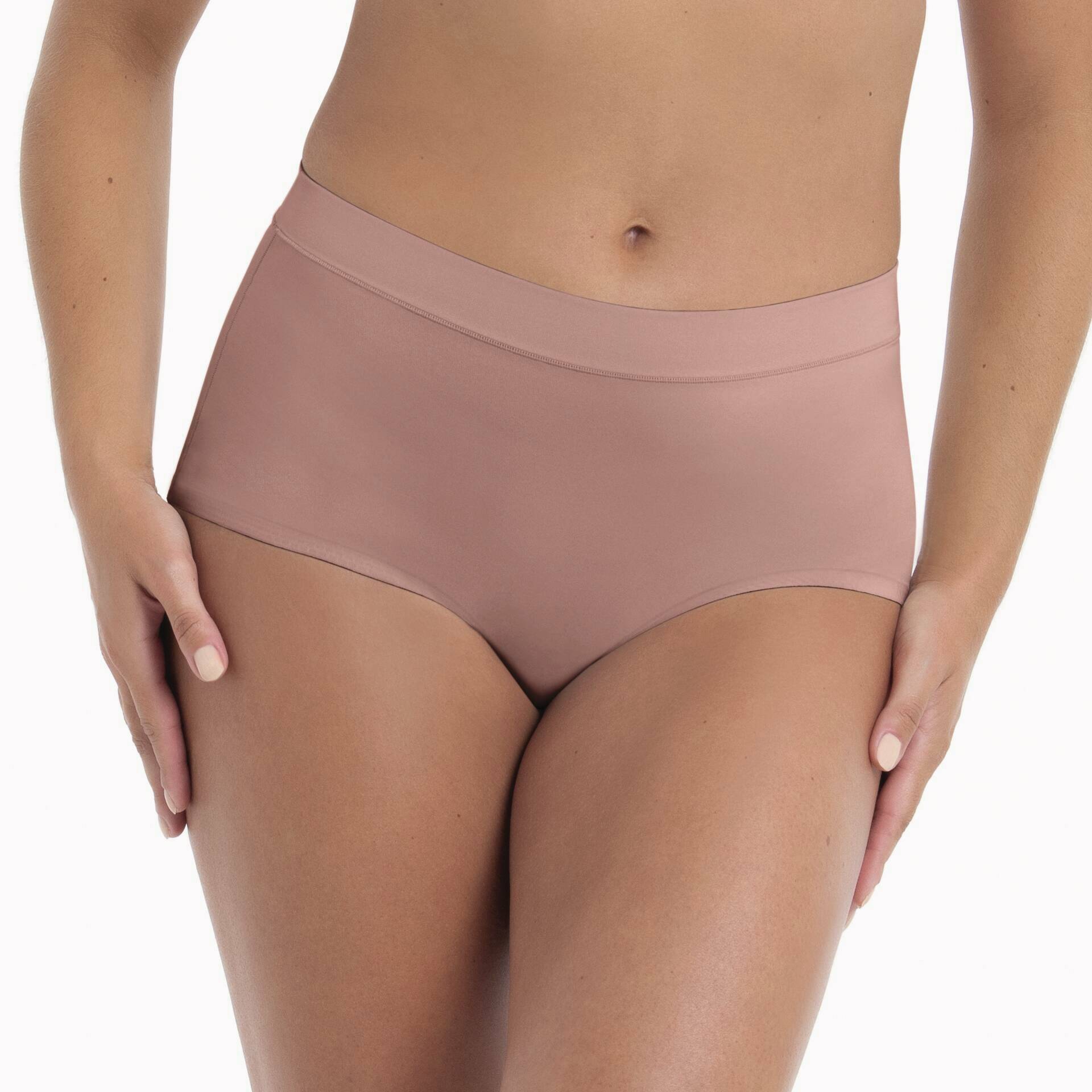 Braga talle alto Essential Anita en color nude, diseñada para comodidad y sujeción diaria.