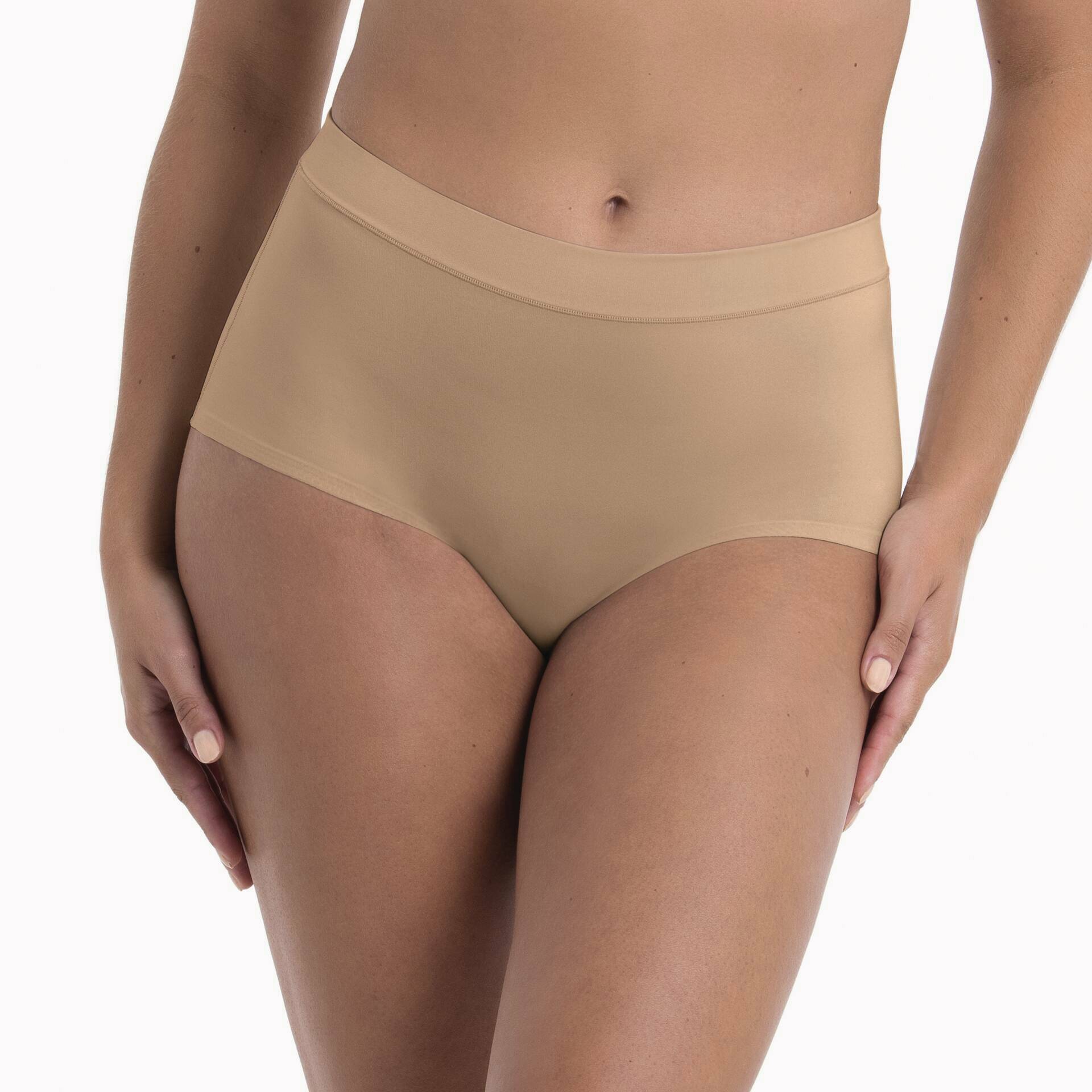 Braga talle alto Essential Anita en color nude, diseñada para brindar comodidad y sujeción diaria.