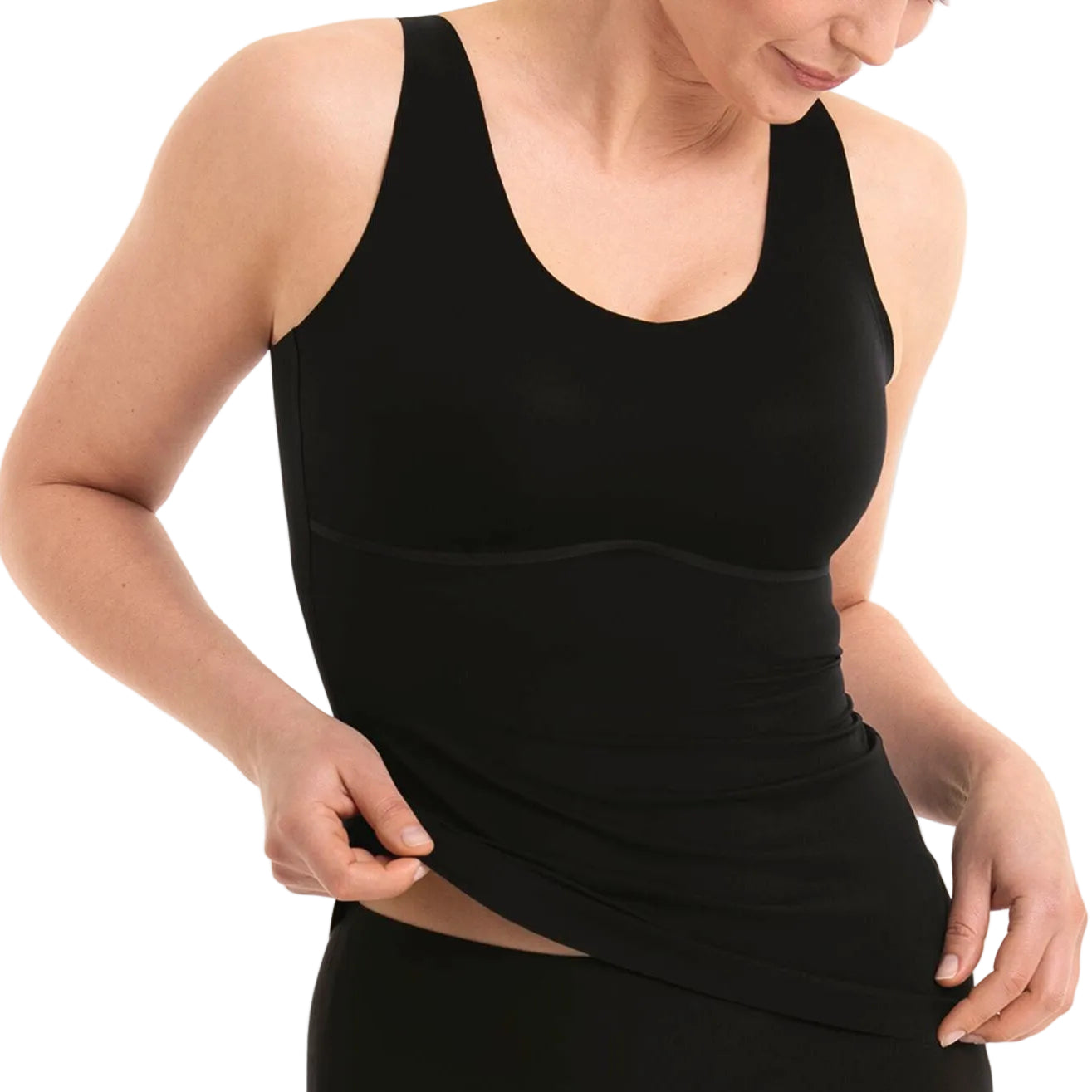 Mujer probando la Camiseta Essential Anita 0654 con Cazoleta Integrada en color negro.