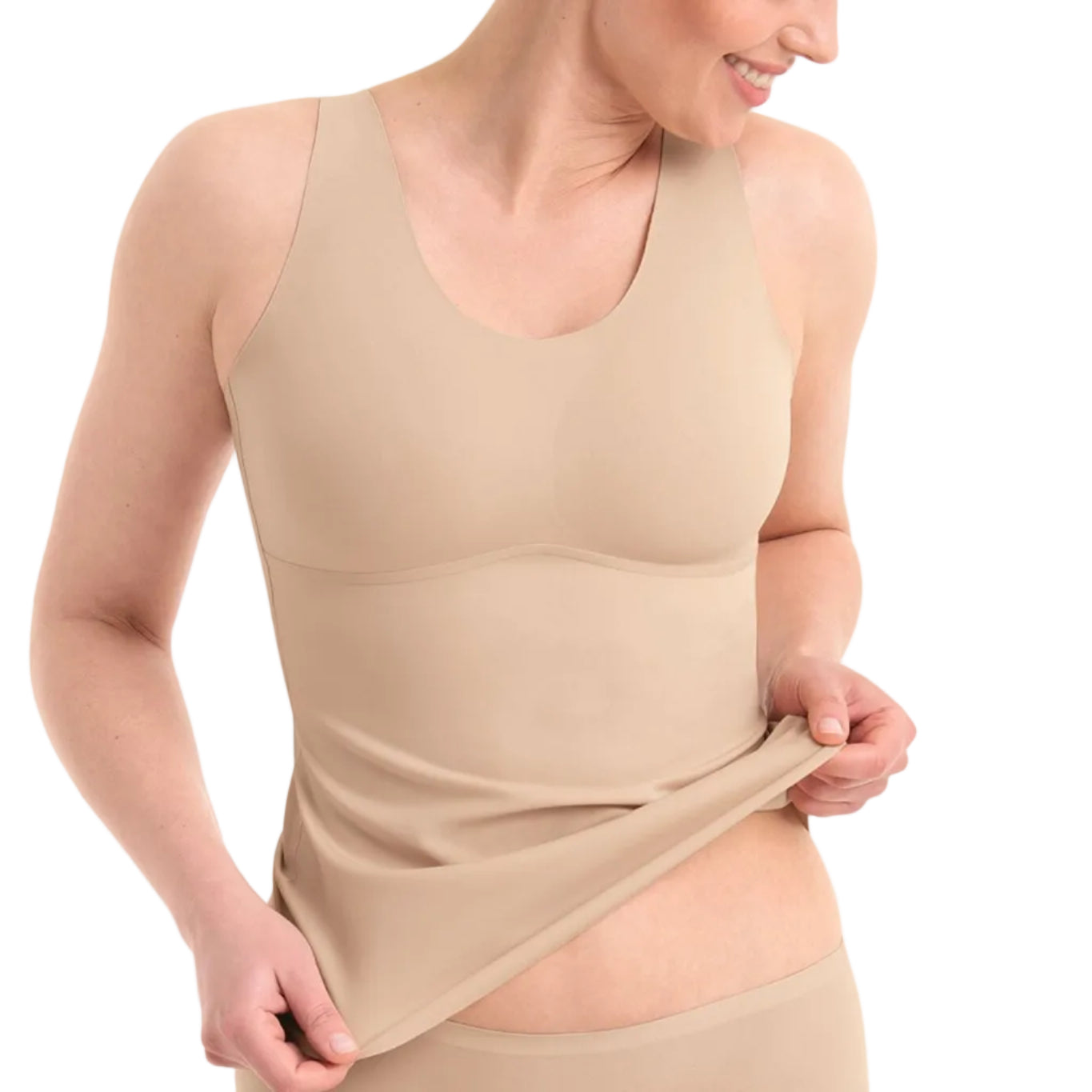 Modelo luciendo la Camiseta Essential Anita 0654 con Cazoleta Integrada en color nude, ideal para comodidad diaria.