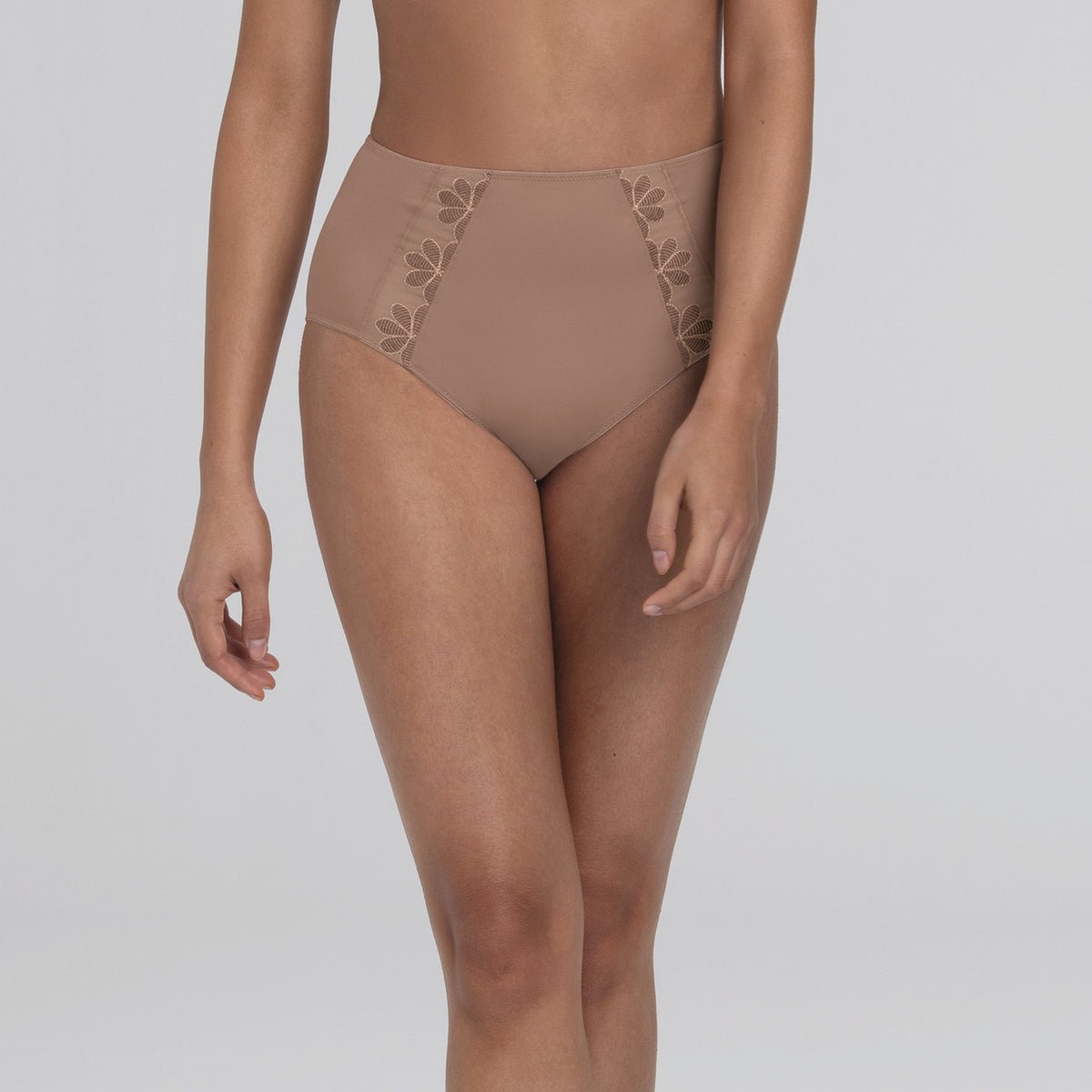 Braga de Talle Alto Sophia Anita 1309 con bordado floral en color nude, ideal para el confort diario.